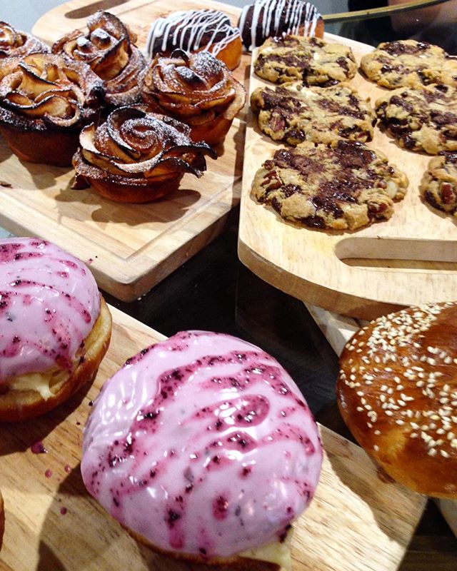 @michore has been busy in the pastry kitchen this morning. Blueberry donuts, babka, chocolate chip pecan cookies and cinnamon apple flowers! Come and get them before the staff eats them all!
#melbourne #5dimebagel #pastry #donuts #babka #bagels